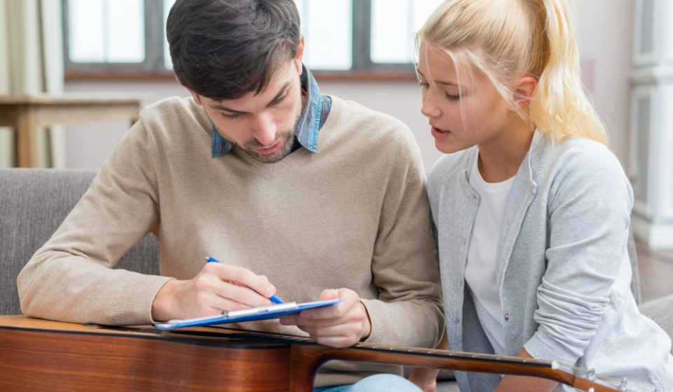 How the Habit of Taking Notes Changes Memory and Thinking: Insights from Neuropsychologists